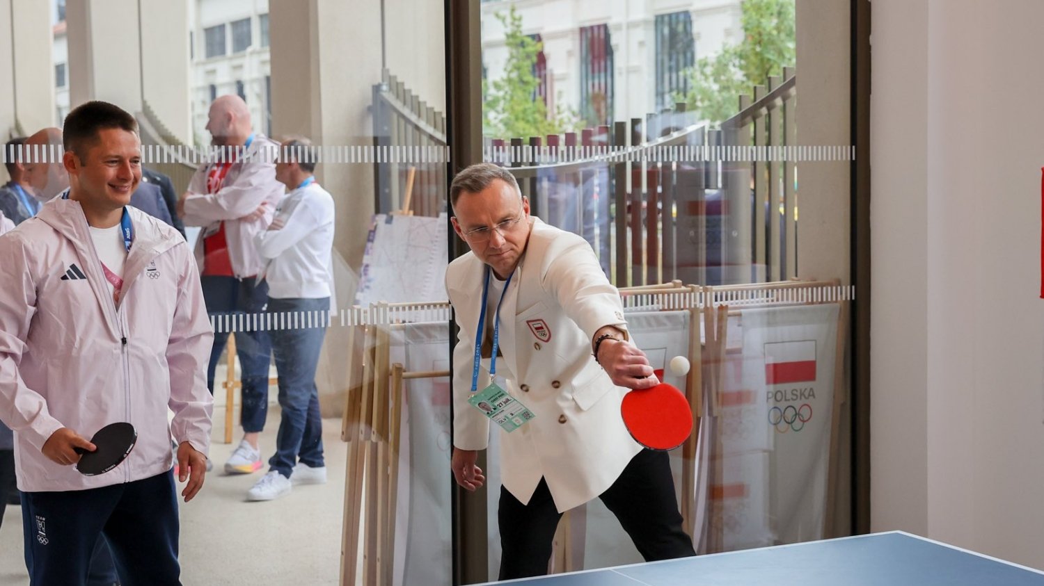 Duda dodał kolejny popis  w Paryżu. Po piłce chwycił za paletkę do tenisa.
