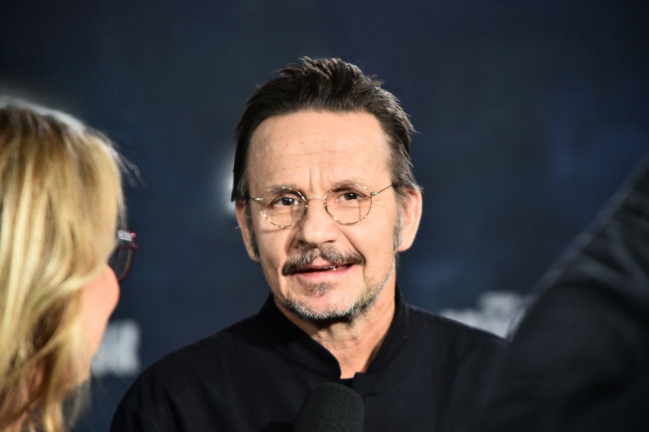 Bartłomiej Topa w nowym filmie twórcy "1670" jest nie do poznania.