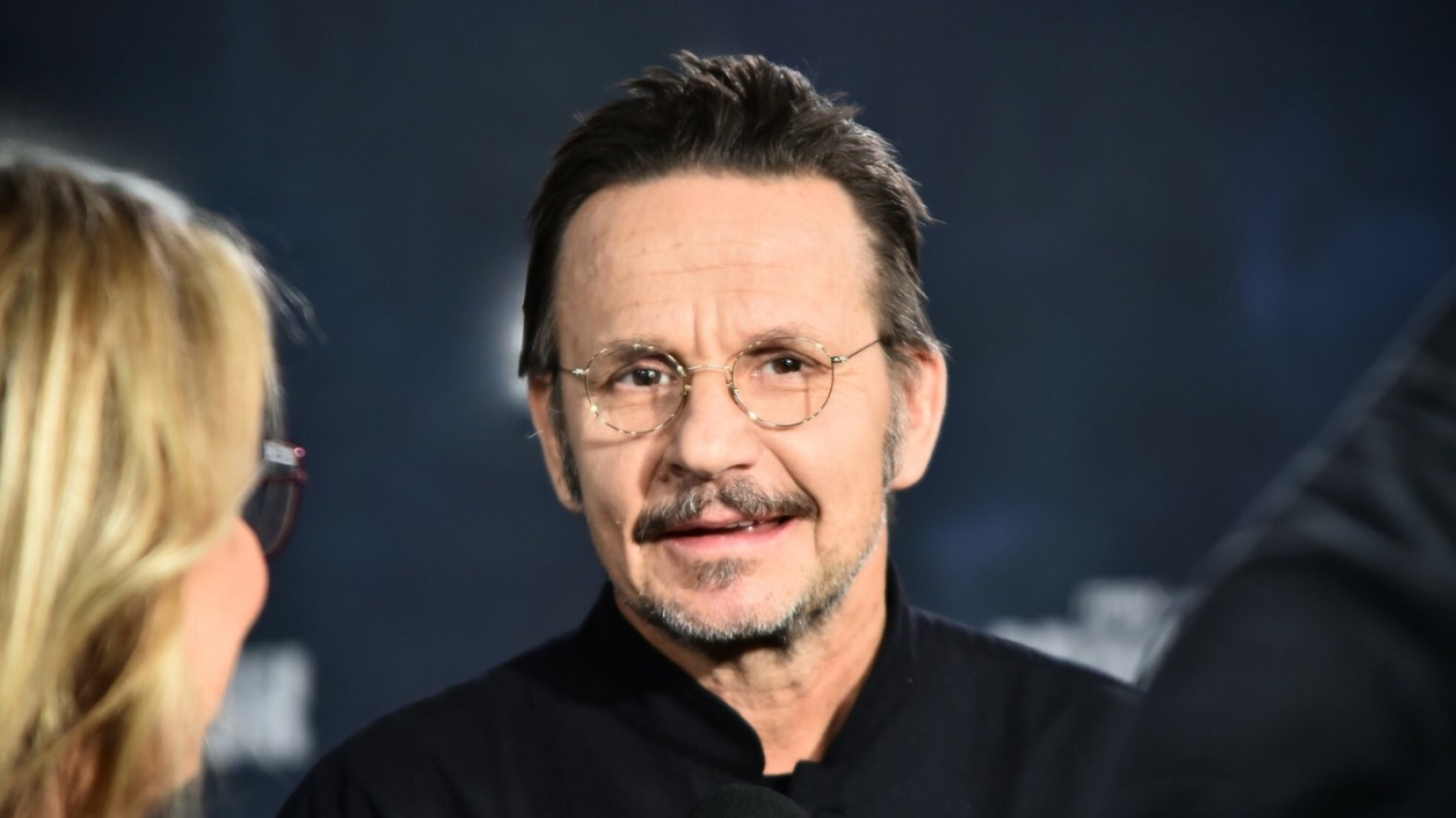 Bartłomiej Topa w nowym filmie twórcy "1670" jest nie do poznania.