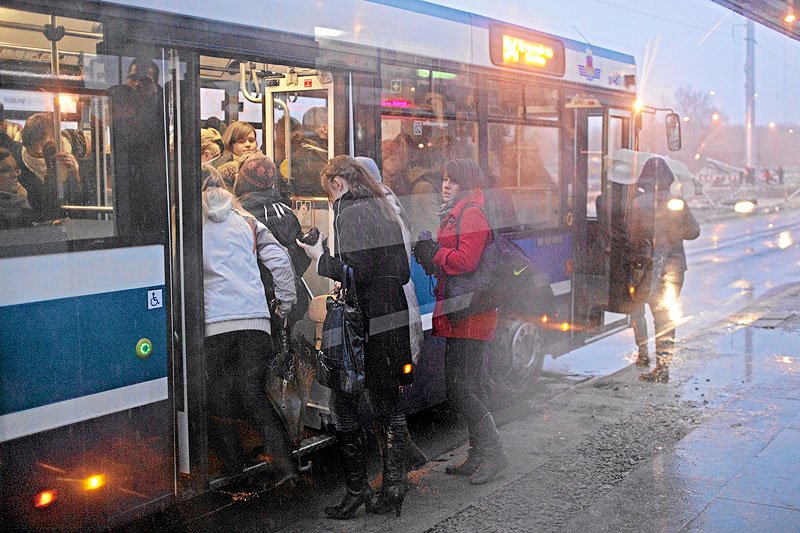 Polacy wchodzący do autobusu. Przednie wejście dla wsiadających, tyle dla wysiadających? Nigdy!