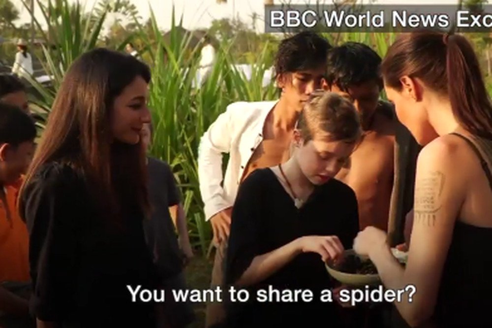 Angelina Jolie udzieliła wywiadu podczas którego poczęstowała dziennikarkę smażoną tarantulą.