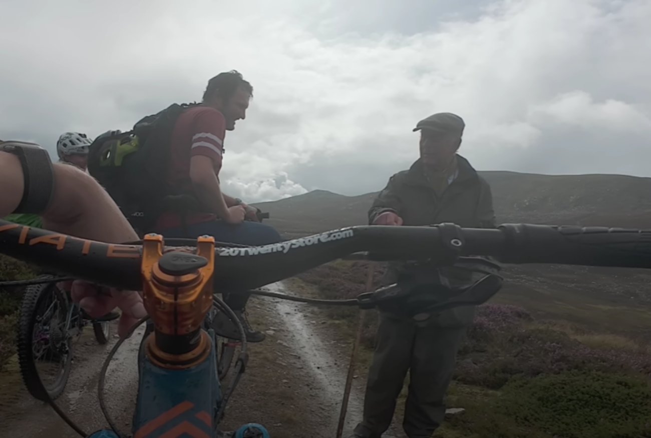 Szkocja. Jechali rowerami i trafili na króla Karola. Nagranie hitem sieci.