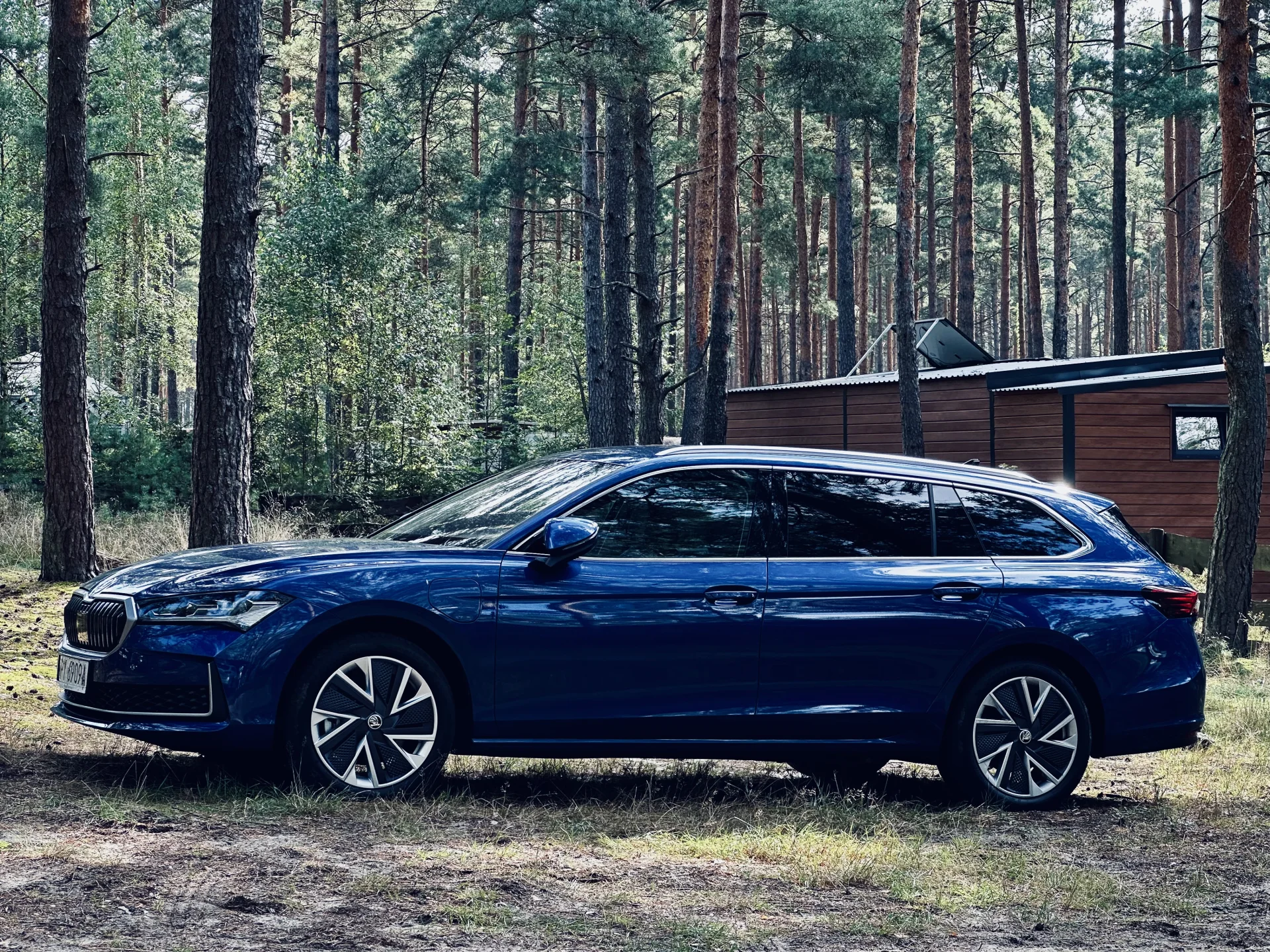 Nowa hybrydowa Skoda Superb.