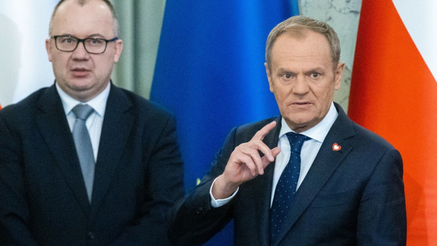 Adam Bodnar i Donald Tusk. Prokurator generalny i premier rządu Koalicji 15 października obiecywali sprawiedliwość. Po niemal roku od uformowania rządu osoby, które walczyły o demokrację za PiS, nadal są ciągane po sądach pod absurdalnymi zarzutami.