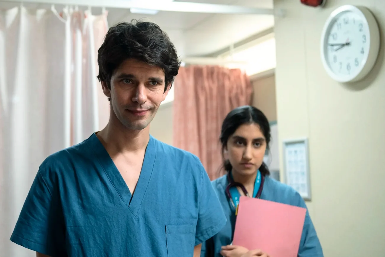 Ben Whishaw i Ambika Mod w serialu "Będzie bolało"