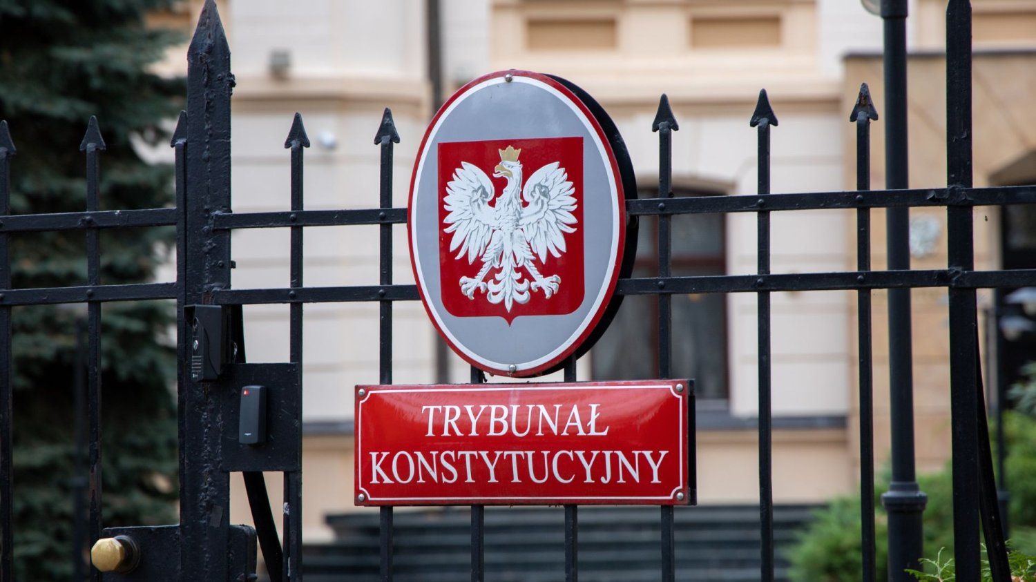 Wjazd do Trybunału Konstytucyjnego i godło Polski