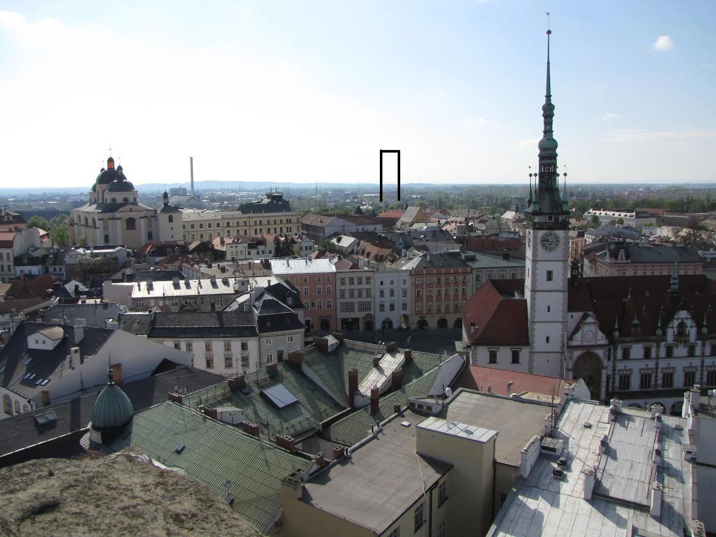 Miasto jest drugą co do wielkości strefą ochrony zabytków w Rep.Czeskiej, ma obiekt na liście światowego dziedzictwa UNESCO (Kolumna Trójcy Przenajświętszej)