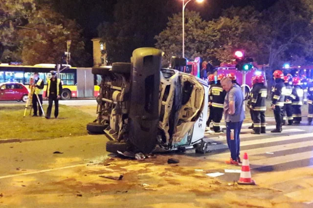 Do wypadku z udziałem samochodu kurierskiego firmy GLS i radiowozu jadącego na czele kolumny BOR doszło wczoraj u zbiegu ulic Hynka i Żwirki i Wigury.