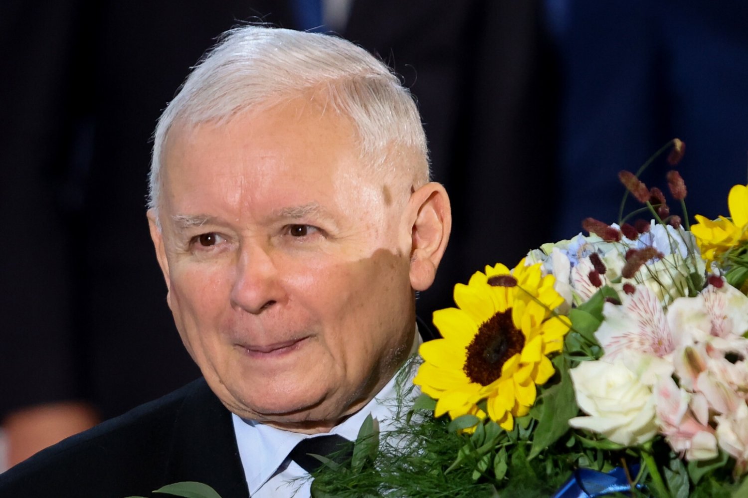 Mieli go witać kwiatami. Kolejne przecieki ws. Kaczyńskiego w szpitalu