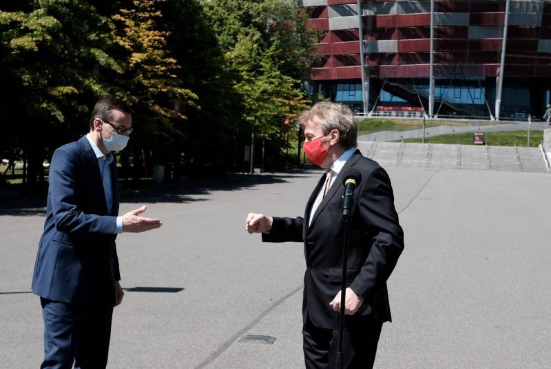 Morawiecki i Boniek podczas konferencji w maju 2020 roku. Szczepienia przeciw COVID-19 dla sportowców. Boniek, Morawiecki, Gliński i Kraśnicki uzasadniają.