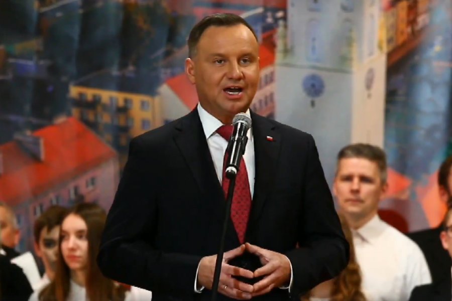 Andrzej Duda po raz pierwszy w historii jako prezydent odwiedził Namysłów. Opowiedział o tym, że Polska jest atakowana, bo rozpycha się łokciami.