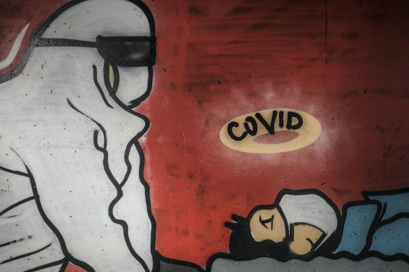 Poznań. Mural Covid pod wiaduktem kolejowym nad ul. Hetmańską.