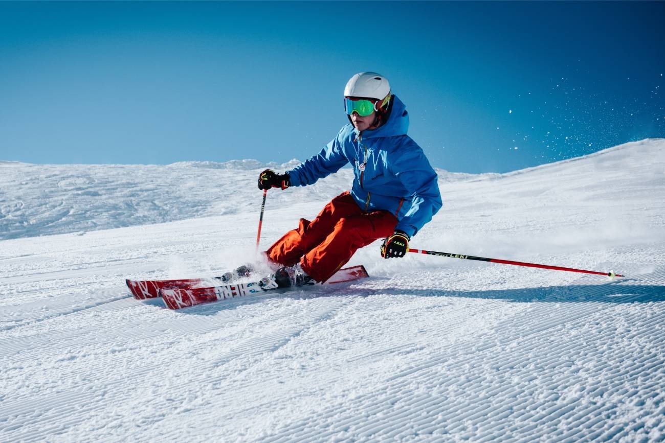 Podróżnik Tomasz Michniewicz broni jeżdżenia na nartach w słuchawkach. W rozmowie z naTemat.pl ratownik TOPR oraz instruktor narciarstwa wskazują na niebezpieczeństwo wynikające z takiej zabawy.