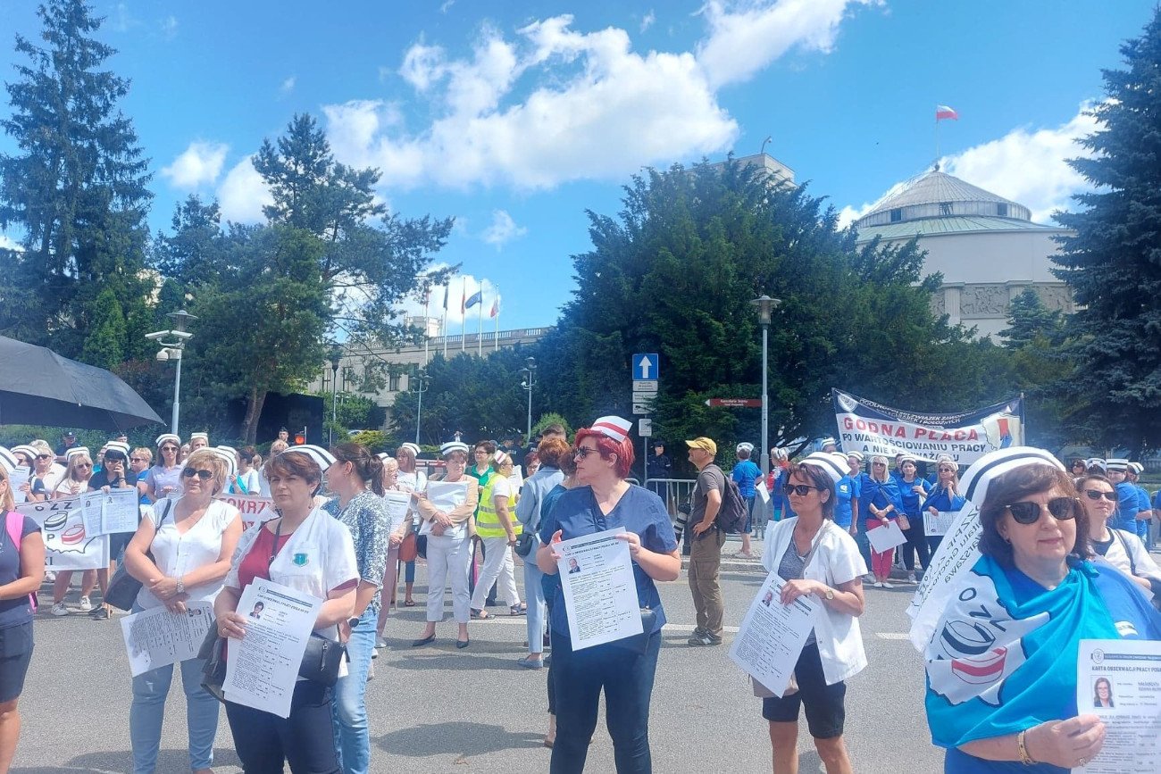 Pielęgniarki pikietowały przed Sejmem w środę. Chcą przyjęcia przez Sejm poprawek Senatu do ustawy o płacach minimalnych w ochronie zdrowia.
