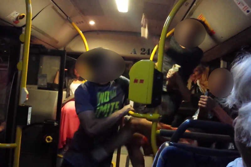 Nikt nie zareagował na bójkę w warszawskim autobusie.