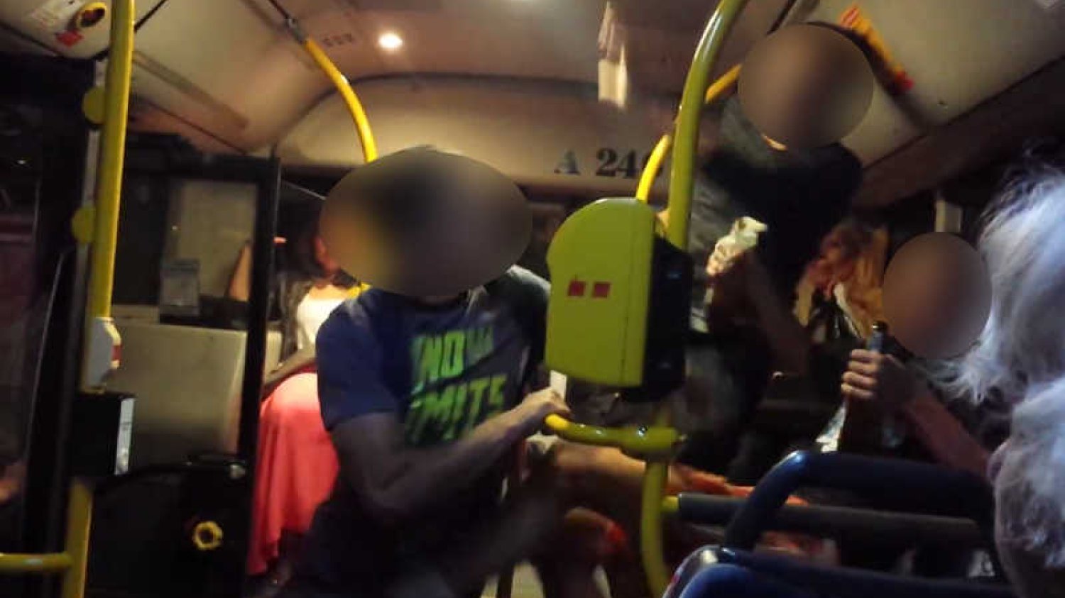 Nikt nie zareagował na bójkę w warszawskim autobusie.