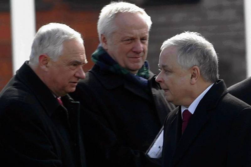 Odprawa wojskowa, podczas której Lech Kaczyński nie podał ręki Stefanowi Niesiołowskiemu