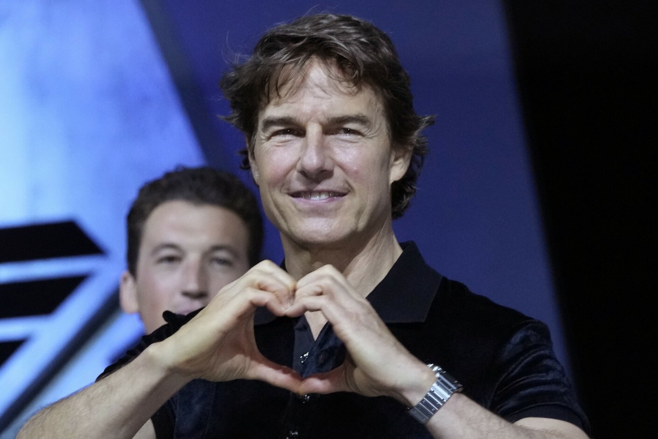 Tom Cruise wisi na skrzydle samolotu na zdjęciu z "Mission: Impossible 8".
