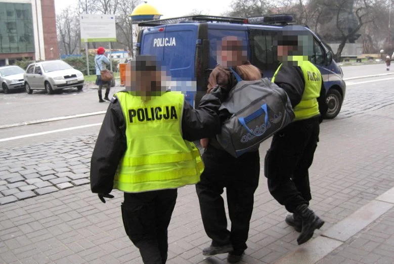 Gdańsk: Zatrzymano dwóch policjantów. Mieli się znęcać nad bezdomnym. (zdjęcie poglądowe).