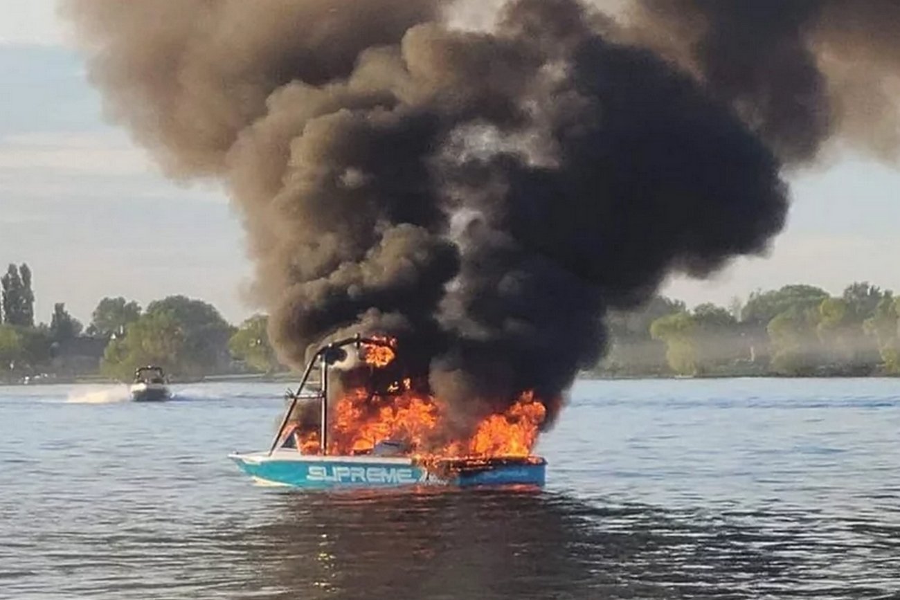 Łódź dręczycieli spłonęła po tym, jak zaczęli obrażać sąsiedni statek z tęczową flagą.