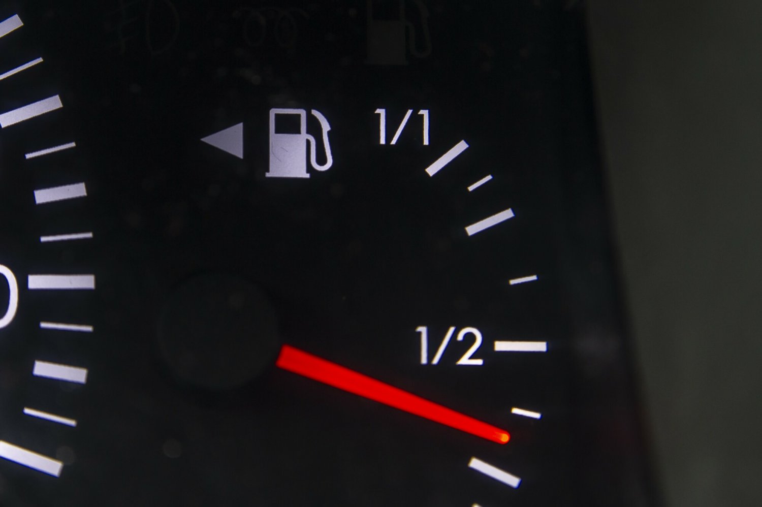 Co oznacza strzałka przy wskaźniku paliwa?