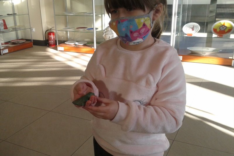 W ramach cyklu #lookforthegood prezentujemy historię 5-letniej Łucji z Pyszczyna, która pod koniec listopada znalazła artefakt z epoki brązu. Cenne znalezisko trafiło do zbiorów Żarowskiej Izby Historycznej