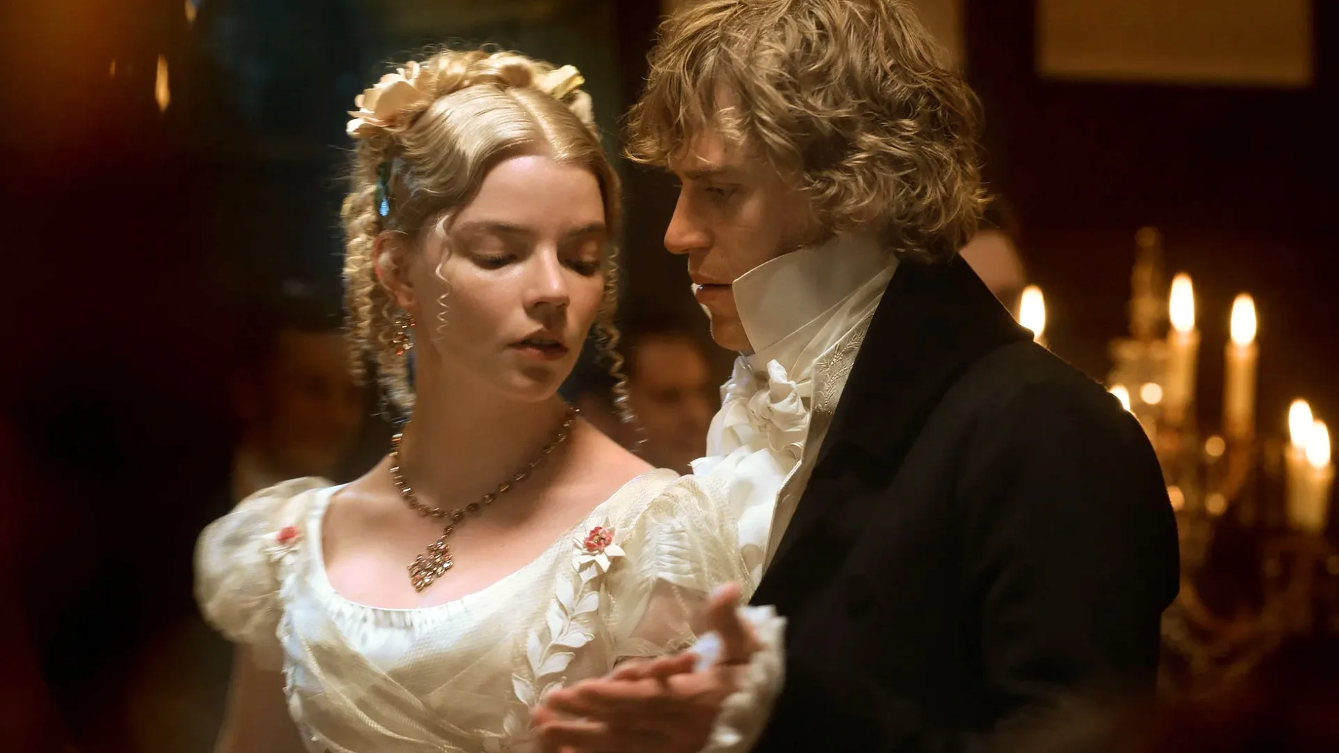 Anya Taylor-Joy i Johnny Flynn w filmie "Emma"