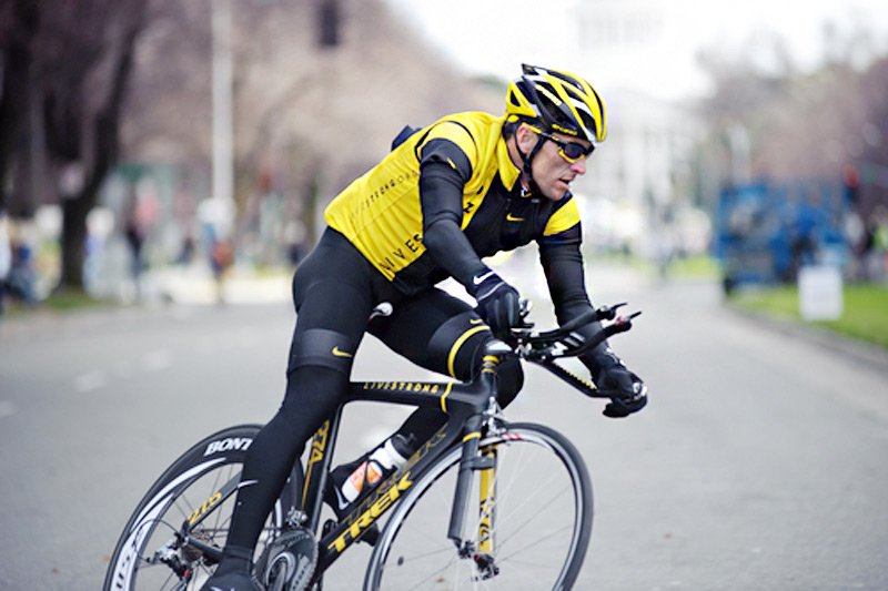 Przez branie dopingu kolarz Lance Armstrong musi zwrócić sponsorowi 12 mln dolarów.
