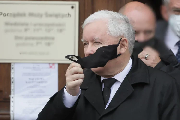 Policja nie nałoży kar na uczestników mszy zorganizowanej w intencji Jadwigi Kaczyńskiej, w której udział wziął m.in. Jarosław Kaczyński.