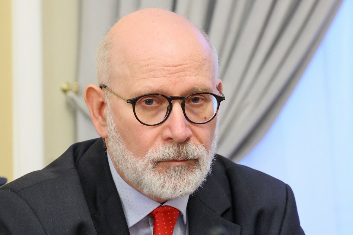 Przewodniczy KRRiT Maciej Świrski.