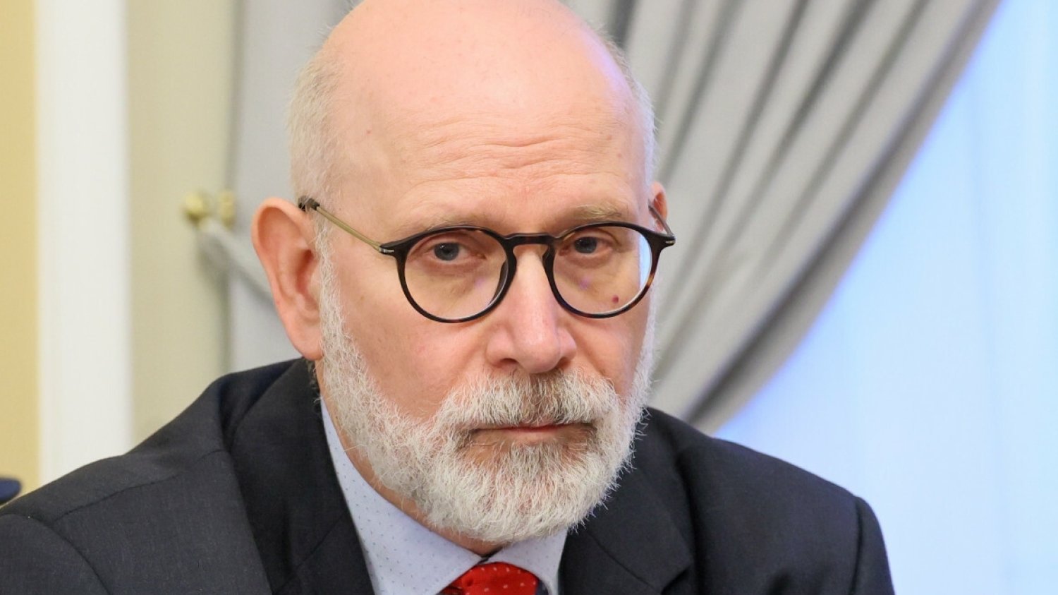Przewodniczy KRRiT Maciej Świrski.