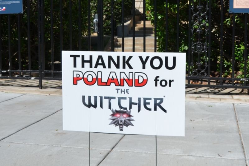 Zdjęcie transparentu opublikowała ambasada Polski.