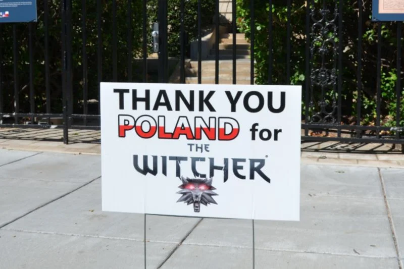 Zdjęcie transparentu opublikowała ambasada Polski.