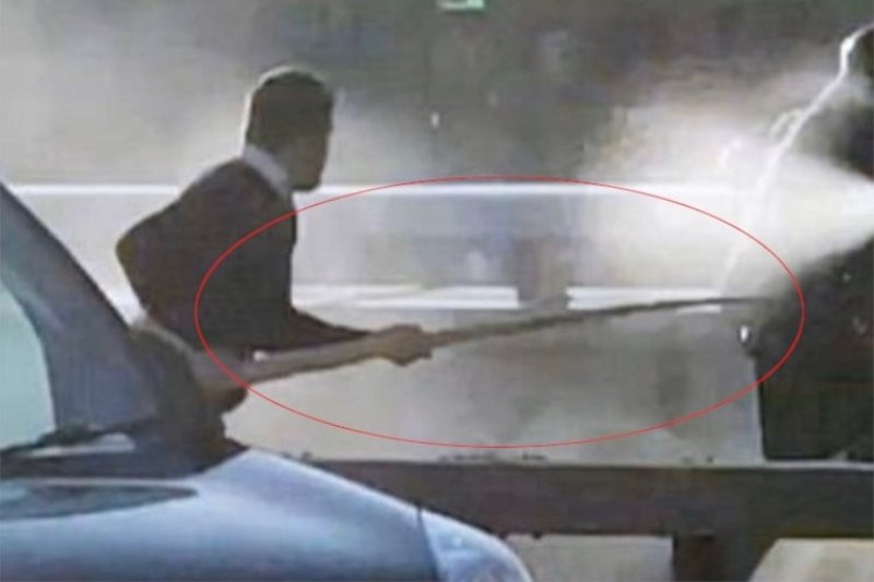 Polak próbował powstrzymać napastnika.