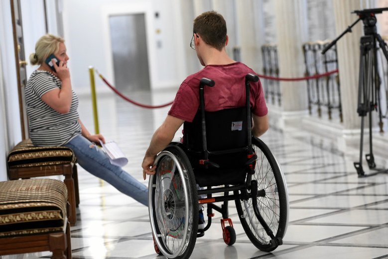 Wyjaśniamy, kto będzie mógł liczyć na nowe świadczenie od rządu PiS.