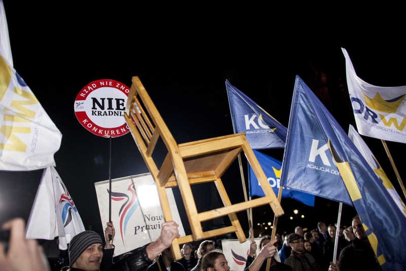 Były funkcjonariusz BOR broni zatrzymania demonstranta z krzesłem na wiecu Bronisława Komorowskiego w Krakowie.