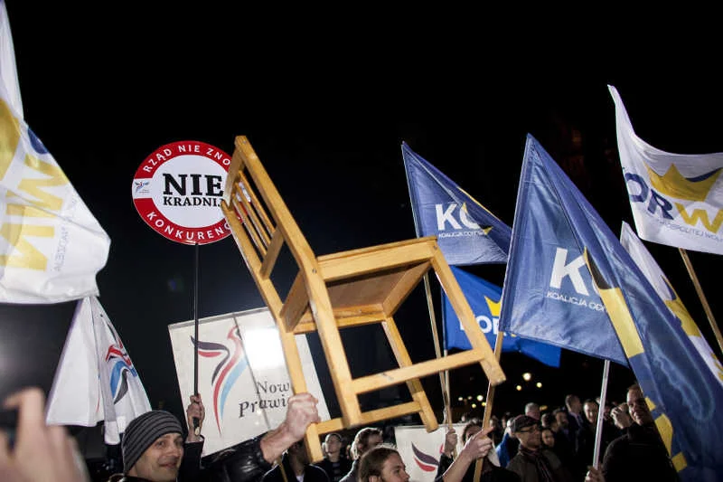 Były funkcjonariusz BOR broni zatrzymania demonstranta z krzesłem na wiecu Bronisława Komorowskiego w Krakowie.