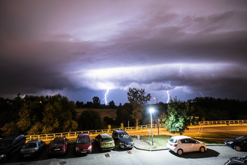 Synoptycy przewidują, że w ciągu kolejnych dni na wschodzie Polski będą występowały burze oraz miejscami trąby powietrzne.