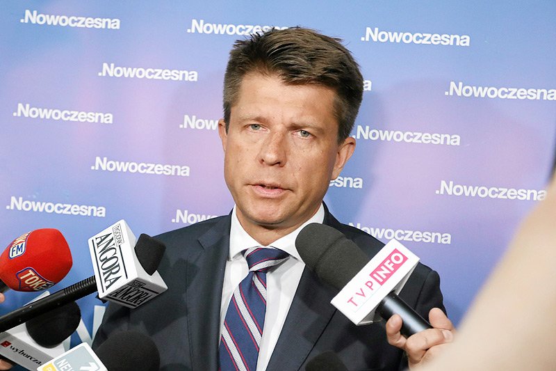 Ryszard Petru i Nowoczesna przedstawili plan zjednoczenia opozycji przeciwko PiS. Proponują stworzenie Frontu Demokratycznego, by zachęcić do rozłamu w obozie "dobrej zmiany".
