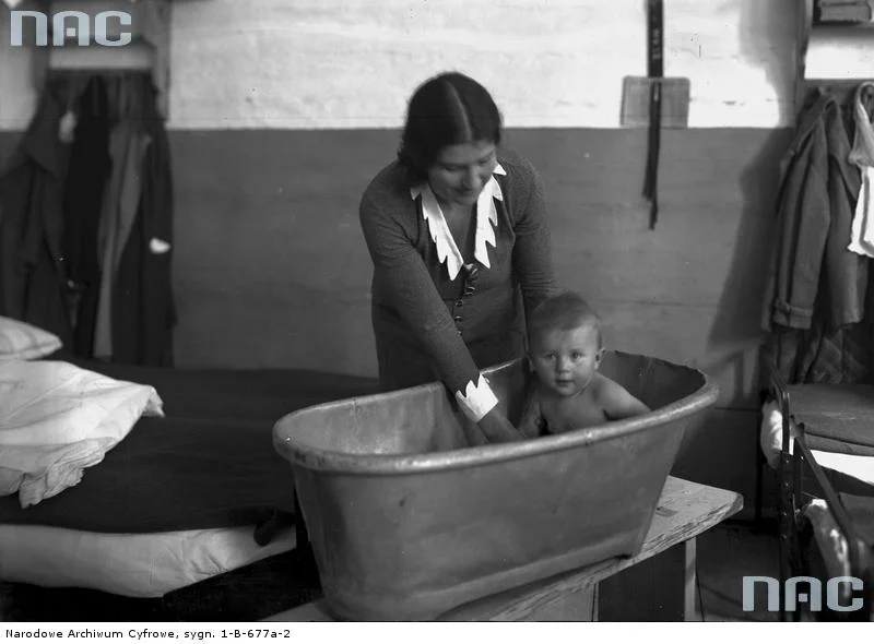 Rita Gorgonowa w celi kąpie swoją córkę Ewę (1933).