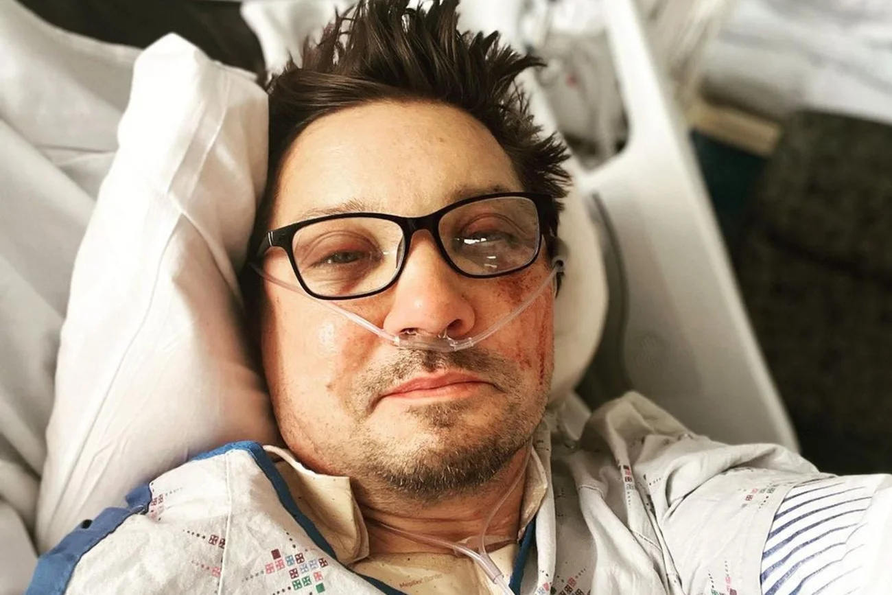 Jeremy Renner złamał ponad 30 kości po wypadku z pługiem. Jeremy Renner złamał ponad 30 kości po wypadku z pługiem.