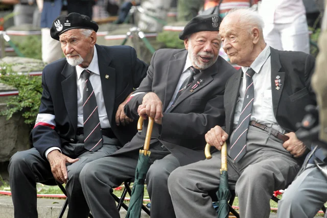 PiS woli czcić poległych bohaterów niż pomóc żyjącym. Na zdjęciu od lewej: Leszek Żukowski, Zbigniew Galperyn i Eugeniusz Tyrajski.