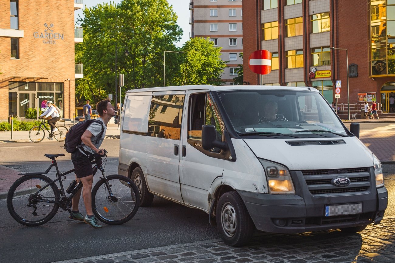 Kierowcy samochodów często łamią przepisy i są zagrożeniem dla innych uczestników ruchu drogowego. W takiej sytuacji nietrudno o konflikt.
