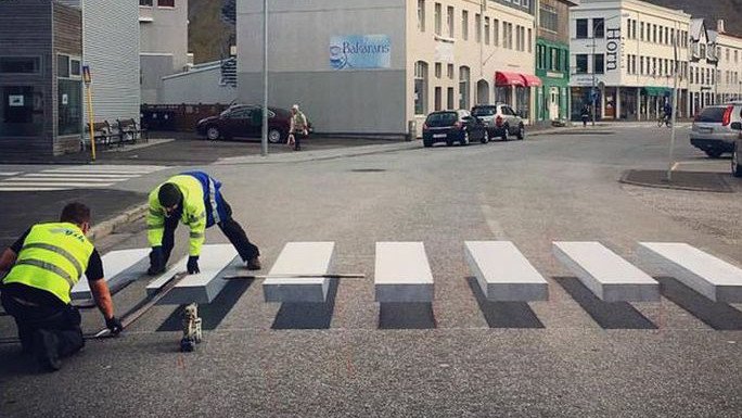 Niedawno Islandzkie miasteczko Isafjorour pochwaliło się zrealizowanym i racjonalnym pomysłem na trójwymiarowe pasy dla pieszych, które mają skłonić kierowców do zachowania ostrożności.