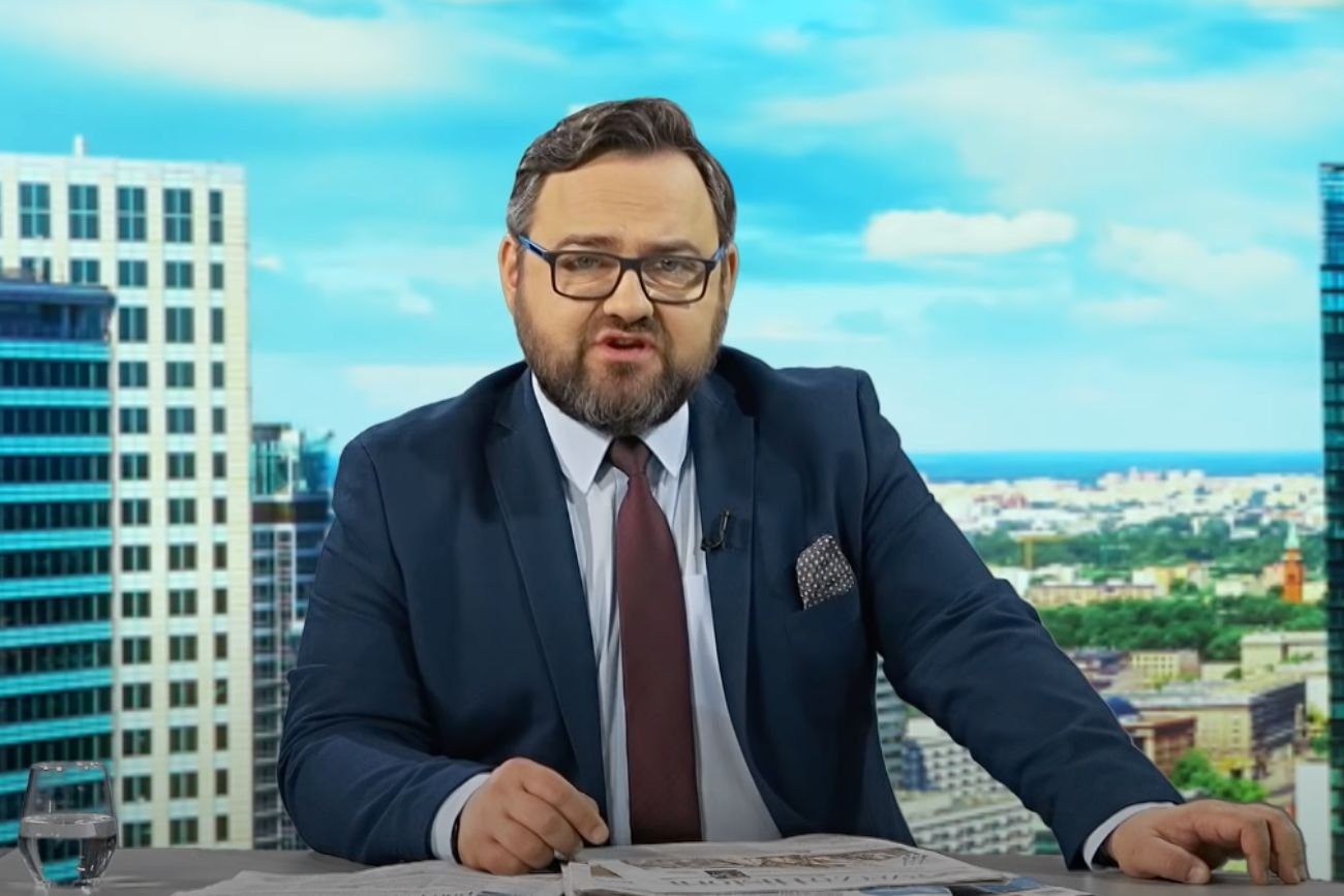 Wojciech Biedroń jako prowadzący przegląd prasy.