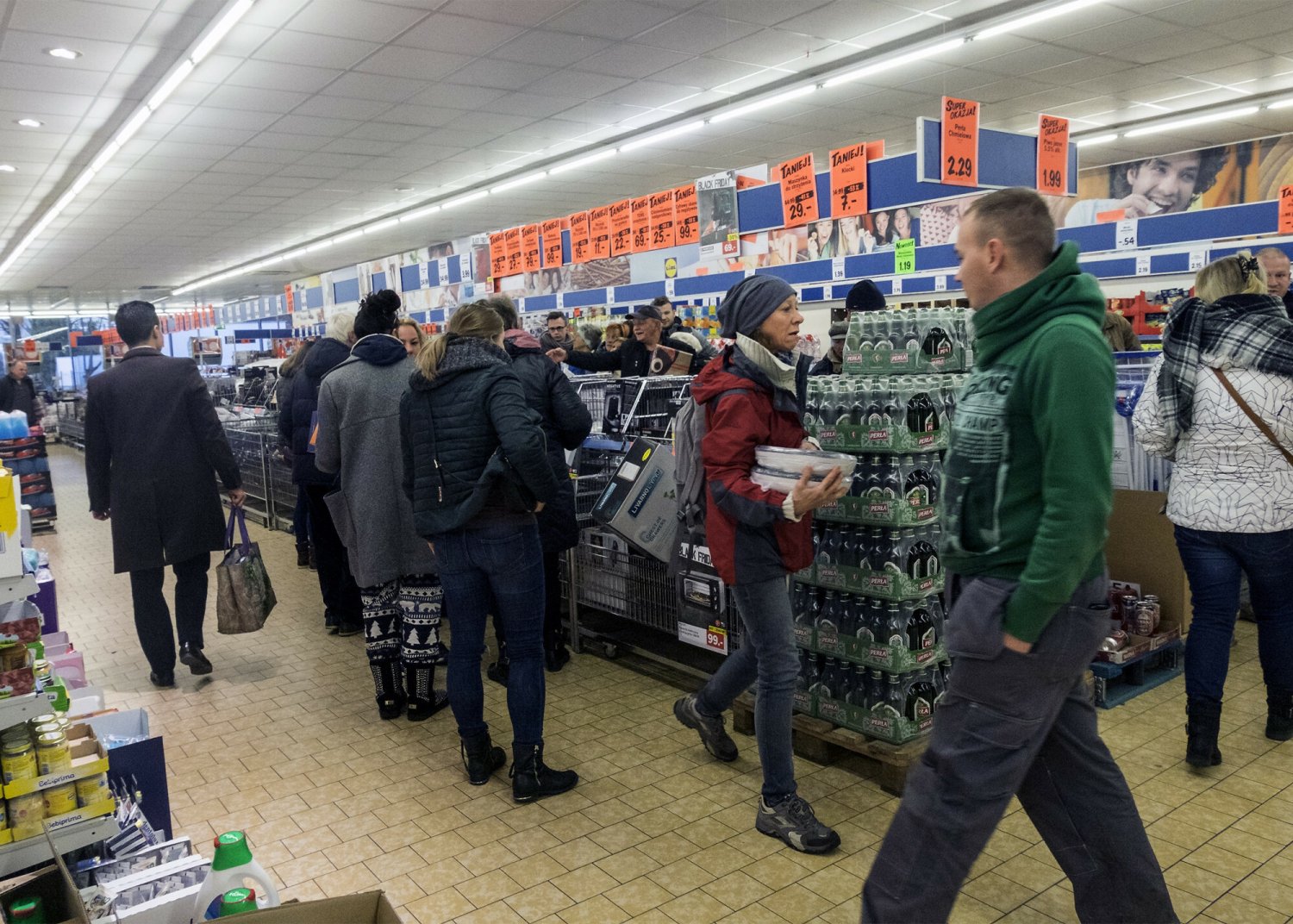 Promocja na chemię w Biedronce i Lidlu. Można kupić taniej proszki do prania i kapsułki do zmywarki