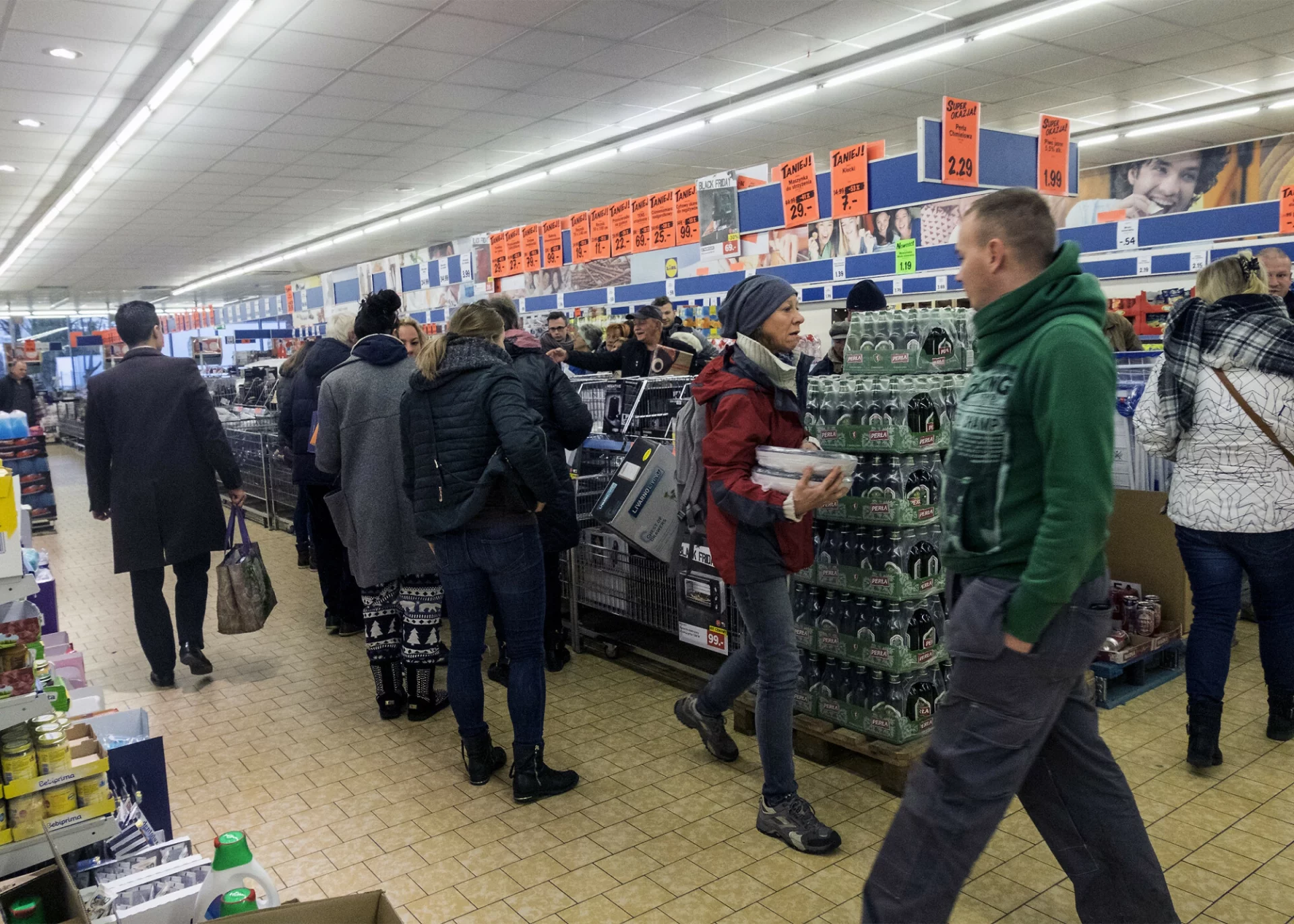 Promocja na chemię w Biedronce i Lidlu. Można kupić taniej proszki do prania i kapsułki do zmywarki
