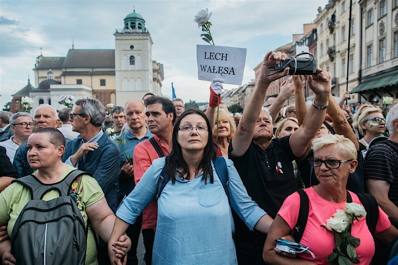 Sąd Najwyższy uznał, że władze Warszawy mają prawo odwoływać się od decyzji wojewody zabraniającego organizacji kontrmiesięcznic smoleńskich.