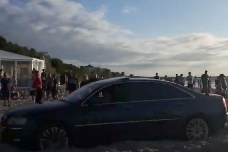Audi wjechało na plażę w Międzyzdrojach