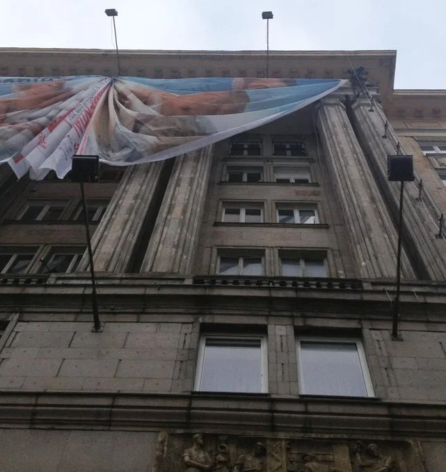 Kolejna wielka plandeka reklamowa rozwija się na elewacji domu przy pl. Konstytucji - w Warszawie to codzienność